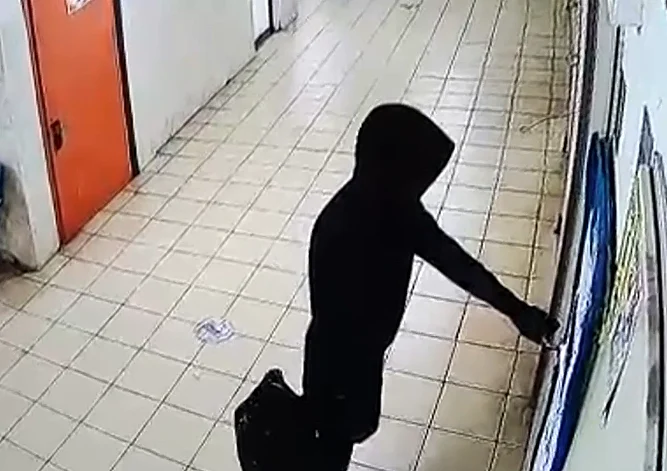 הצעיר שתועד במצלמות האבטחה של בית הספר בעודו לבוש שחור ונושא עימו ציוד הצתה