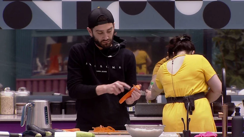 יהודה עוזר במטבח