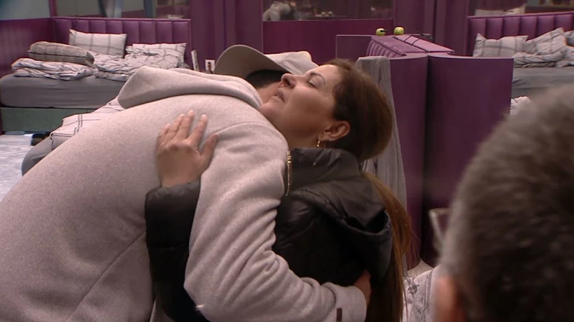 תום מחבק את זהבה