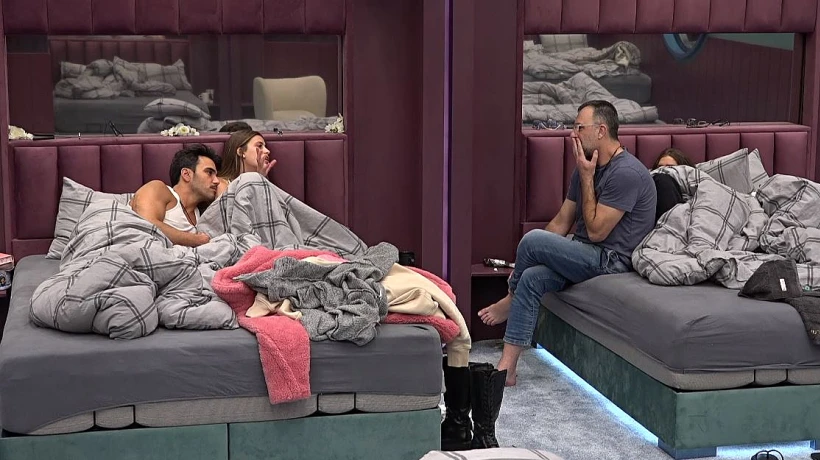 גל, תום ורמי בחדר השינה