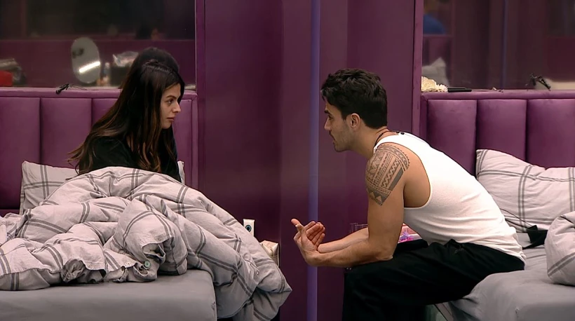 קארין ותום בחדר השינה