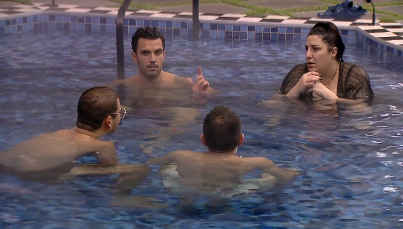 הדיירים נהנים בבריכה