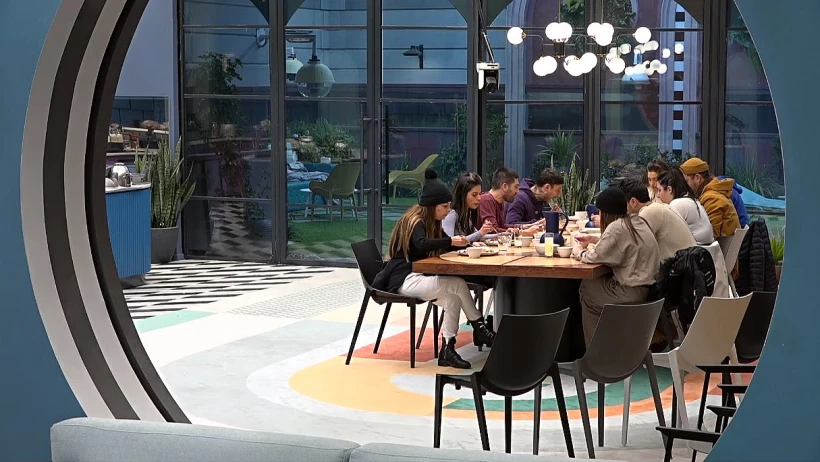 הדיירים אוכלים