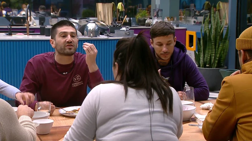 יהודה וימית מתווכחים בשולחן