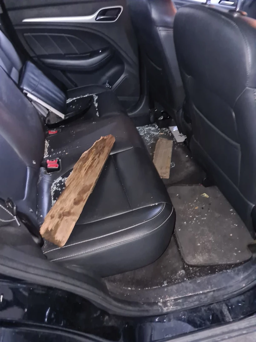 חרדים מתקיפים ניידת משטרה בבני ברק