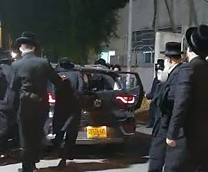 חרדים מתקיפים ניידת משטרה בבני ברק