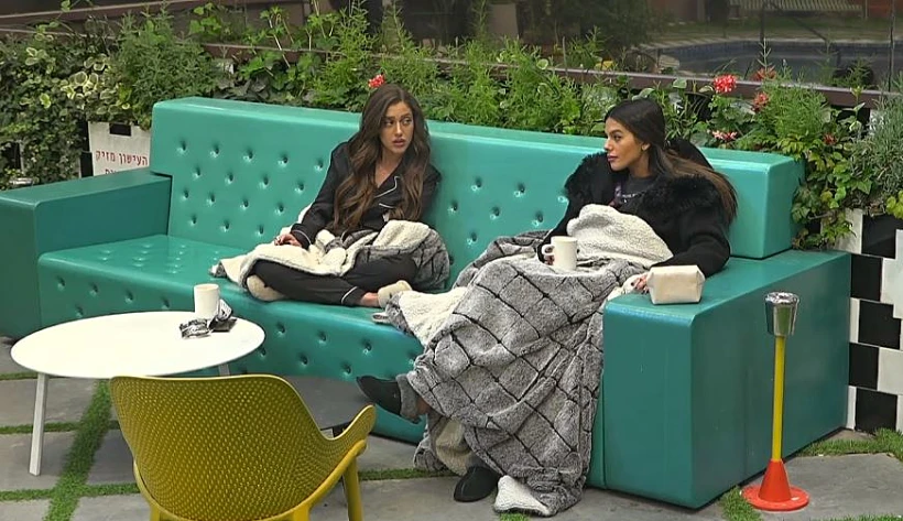 לינור וקארין בחצר