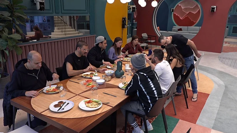 הדיירים אוכלים