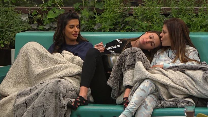 גל, זהבה וקארין בחצר