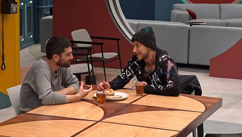 יהודה וגוזי אוכלים פרנץ טוסט