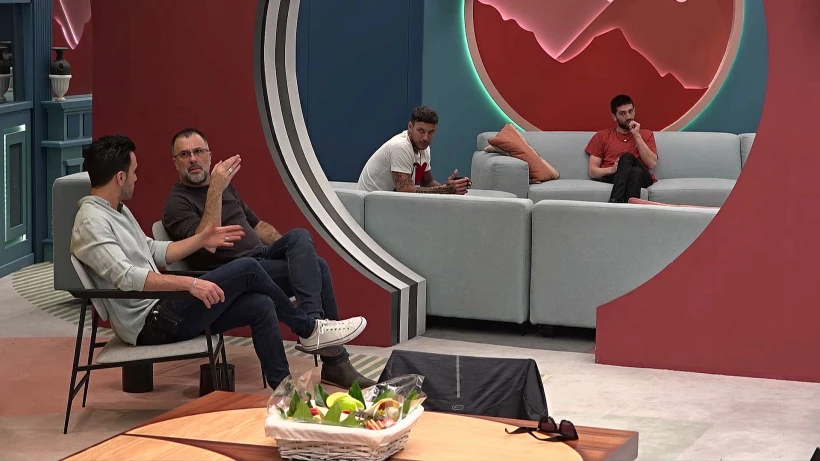 הדיירים מעלים השערות בסלון