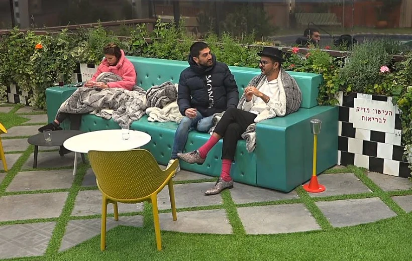 דרור, יהודה וגל בחצר