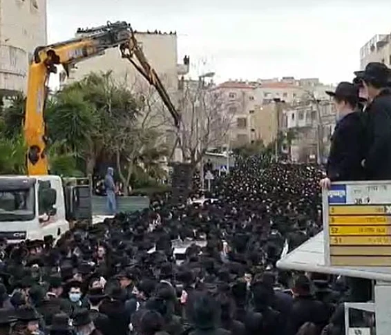 מאות מתקהלים בהלוויית הרב סלובייצ'יק בירושלים