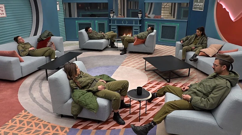 הדיירים בסלון