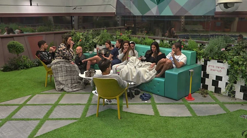 הדיירים בחצר