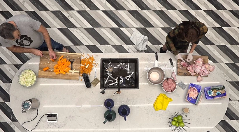 אלמוג ורמי במטבח