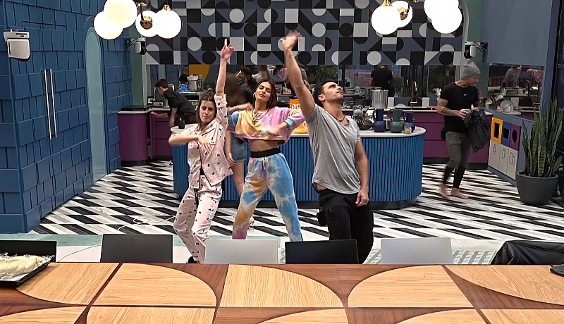 תום, קארין וגל רוקדים