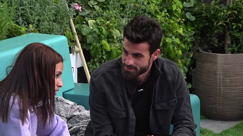 אלמוג מדברת עם דניאל בחצר