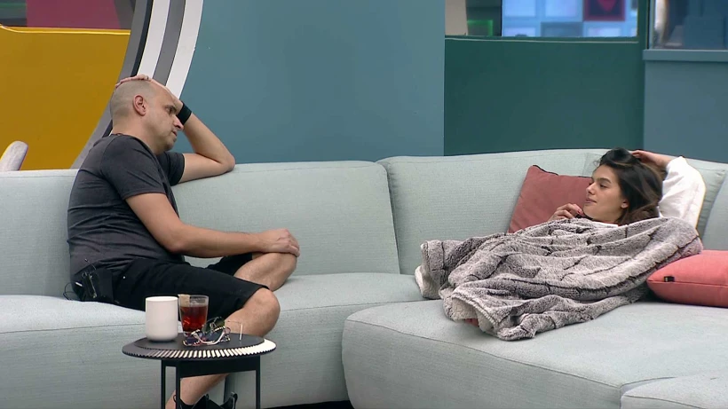 קארין וליאור מדברים בסלון