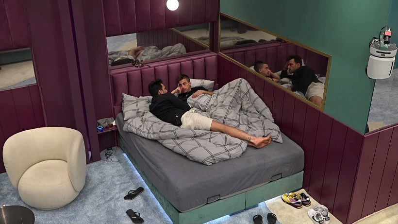 תום ואורן בחדר השינה