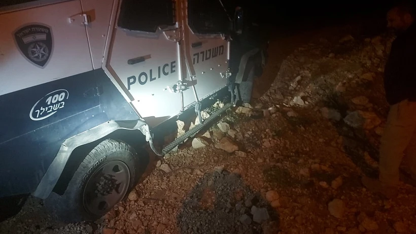 ניידת שצמיגיה נוקבו כששוטרים באו לפזר חתונה באיתמר