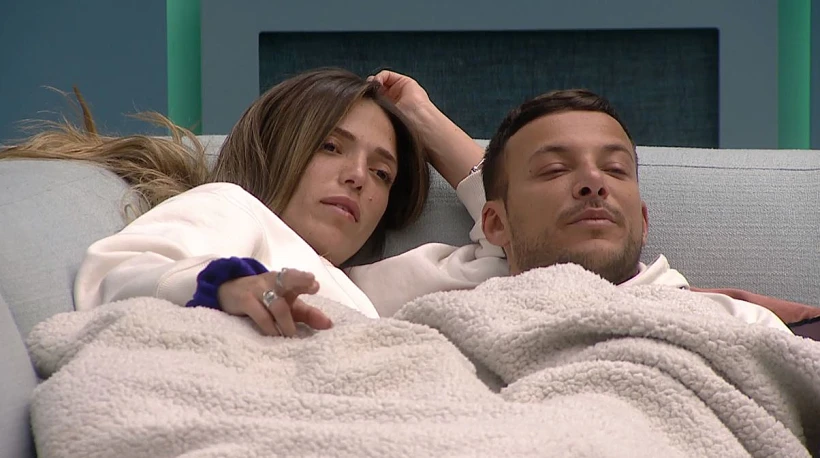 נועה וגוזי בסלון