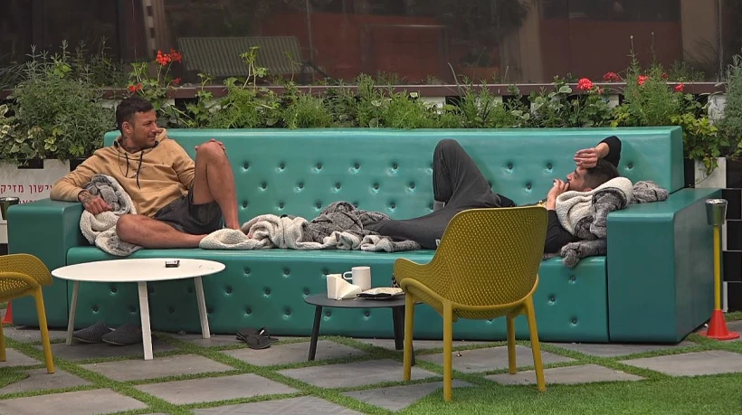 גוזי ויהודה בחצר