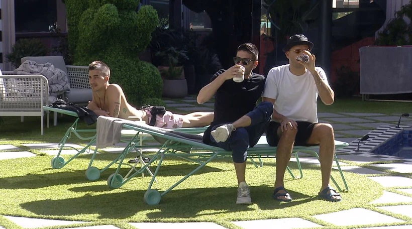 יהודה, דרור ואורן בחצר