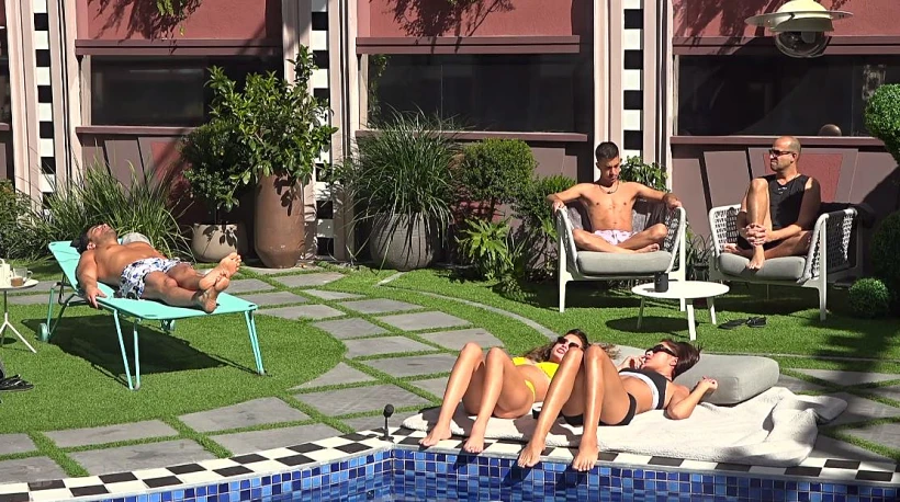 אלמוג, גל, תום, אורן וליאור נהנים מהשמש