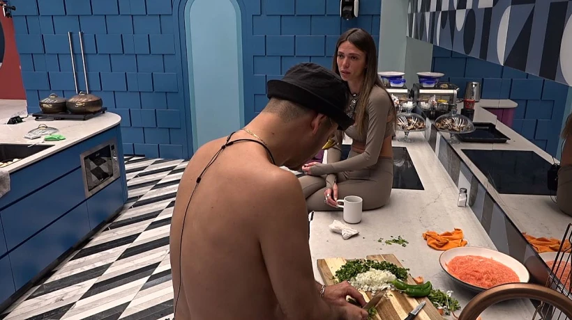 נועה ודרור מדברים במטבח