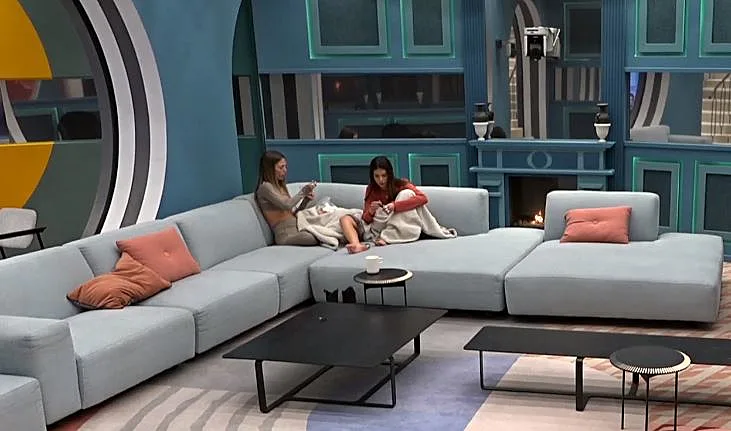 נועה וקארין מדברות בסלון