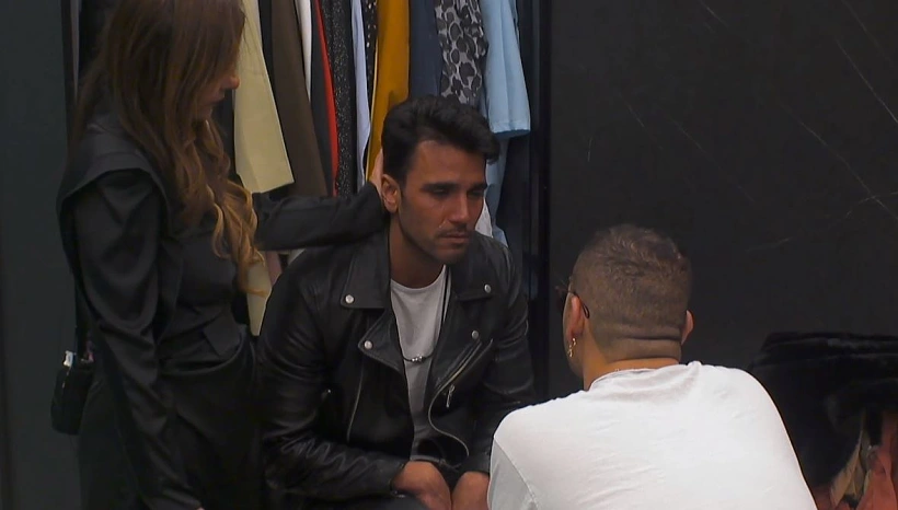 הדיירים מנחמים את תום