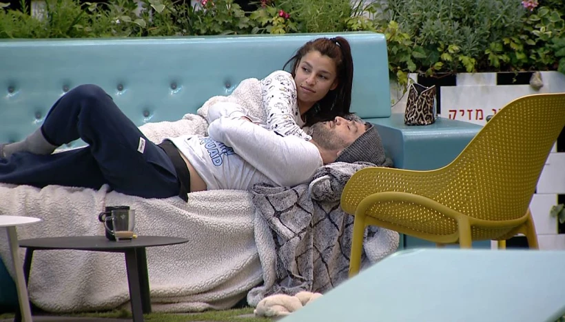 אלמוג ויהודה בחצר