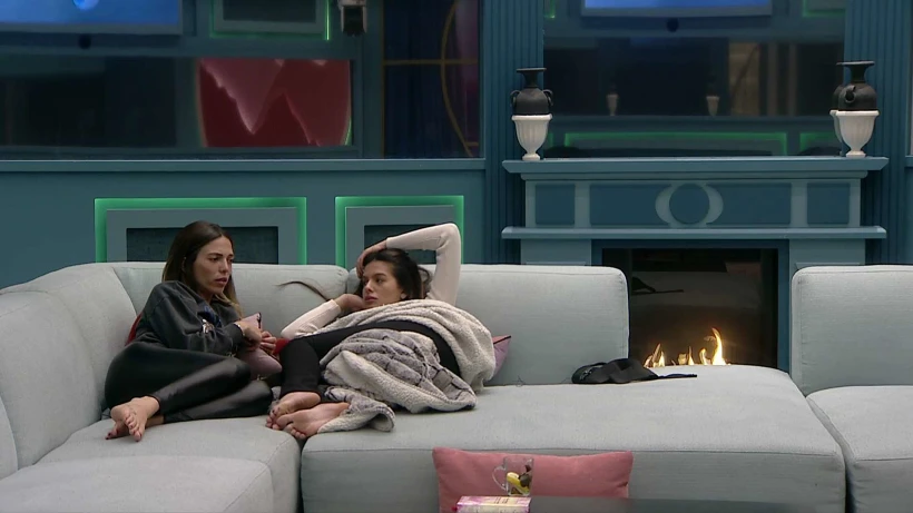 נועה וקארין משוחחות בסלון