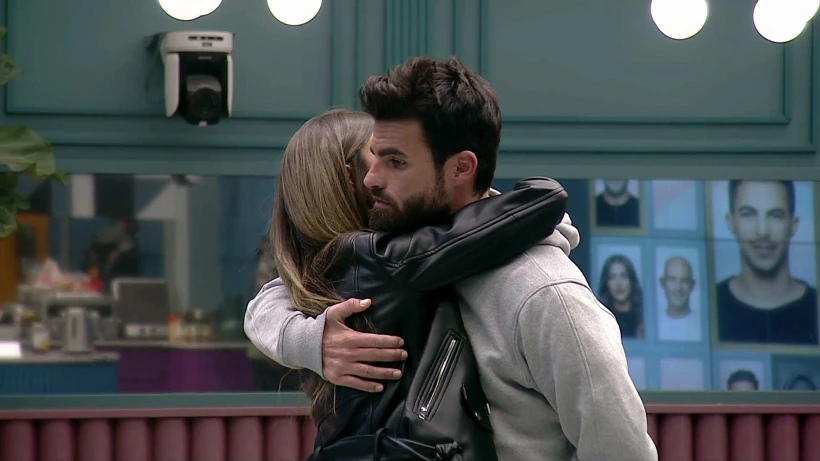 נועה מעודדת את דניאל