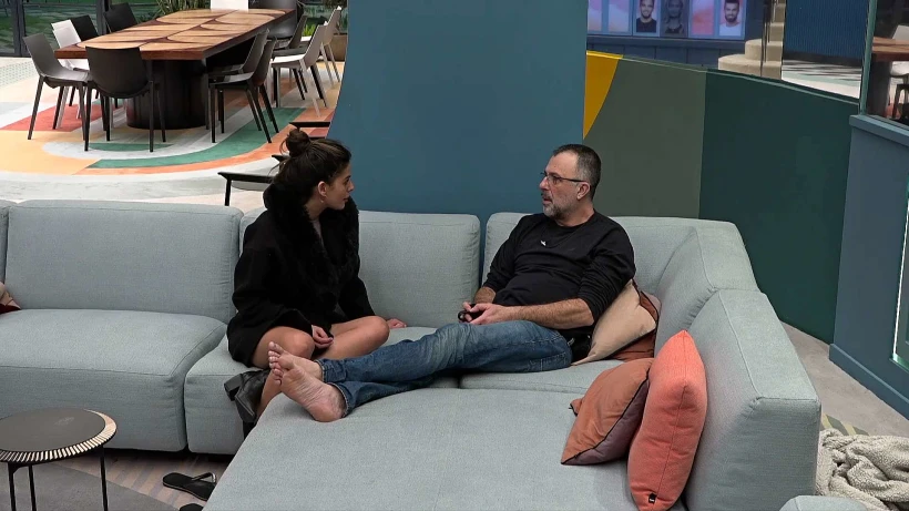 רמי וקארין מדברים בסלון