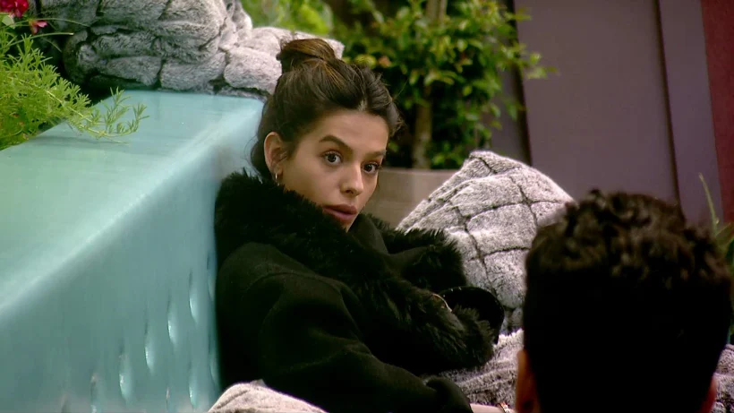 קארין טעונה