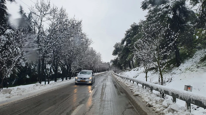 רכב נוסע בצפת כשבצדדים שלג