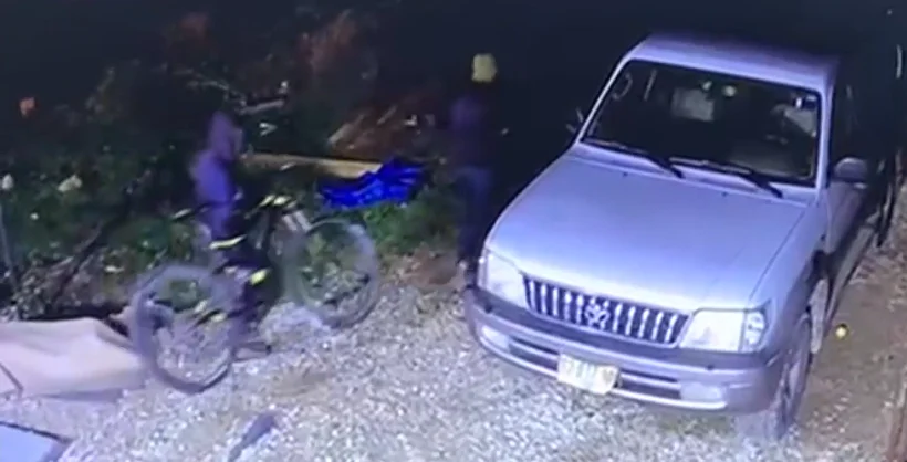 תיעוד מאחת ממצלמות האבטחה של גנב בתוך חצר הבית בעמק האלה