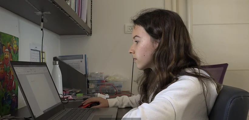 תלמידה בזום