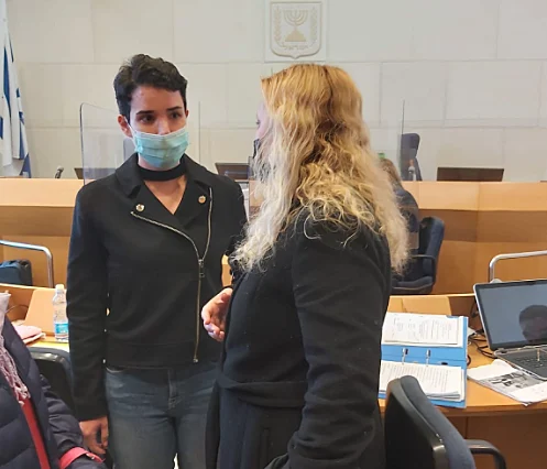 שירה איסקוב לפני עדותה נגד משה בבית המשפט המחוזי בבאר שבע