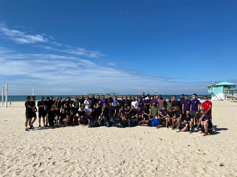 חיילי גבעתי מנקים בחוף דלילה באשקלון