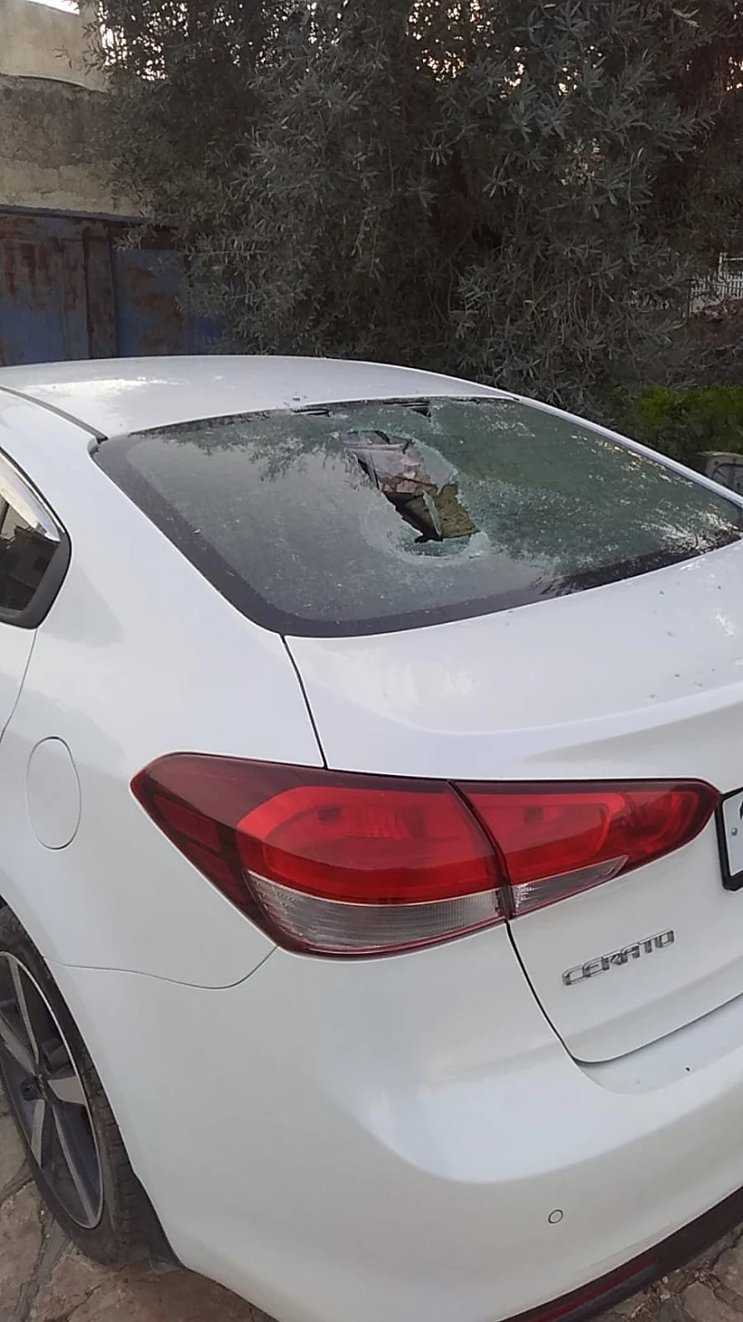 שמשת רכב שעל פי כתב האישום ניפץ בן ה-17