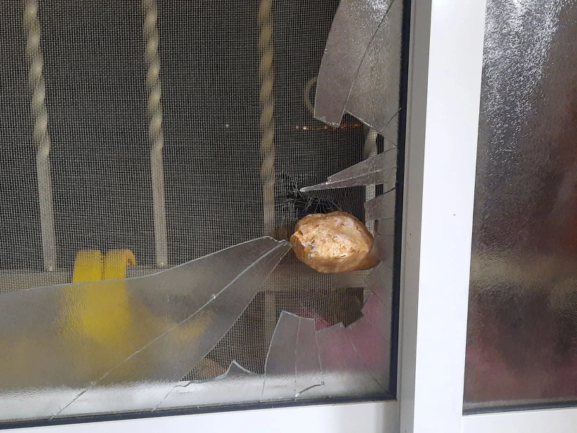 האבן שנזרקה לעבר אחד הבתיפ בכפר סרטא