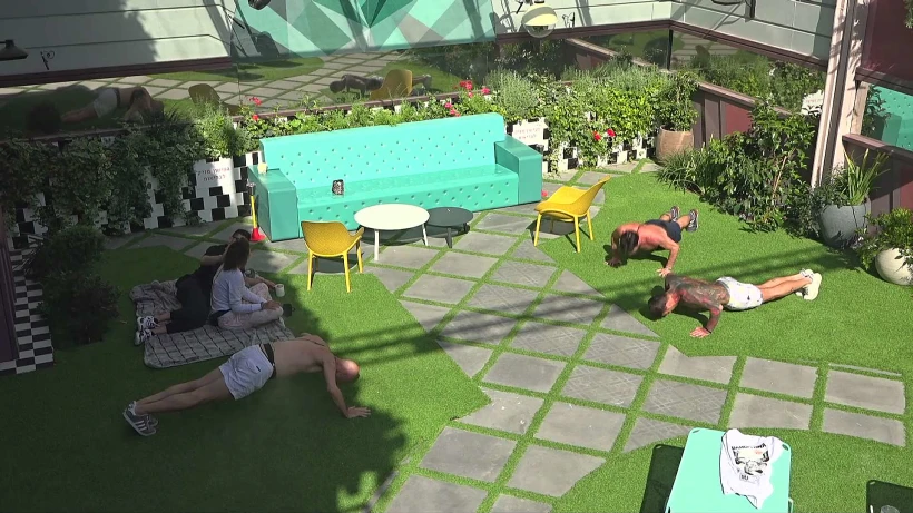 מתאמנים בחצר