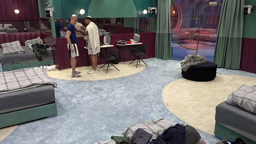 גוזי מלמד את אופיר להניח תפילין