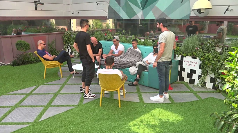 הדיירם בחצר