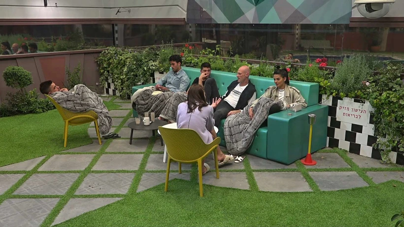 הדיירים מעבירים את הזמן