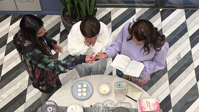 דיירות הבית מדליקות נרות