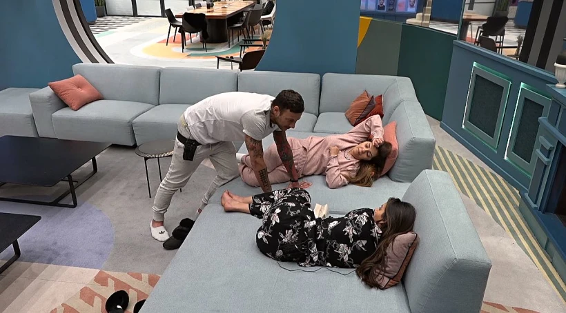 גוזי וקארין מתווכחים